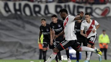 Miguel Borja en un partido de River Plate.