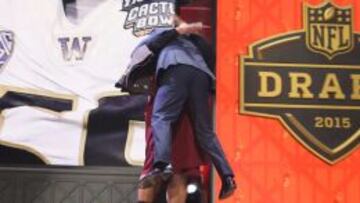 El nuevo línea defensivo de los Browns, Danny Shelton, celebra a su manera con Roger Goodell, presidente de la NFL.