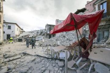 ITA08 AMATRICE (ITALIA) 24/08/2016.- Los equipos de búsqueda y rescate trabajan entre los escombros en Amatrice, en el centro de Italia, hoy, 24 de agosto de 2016. Al menos 19 personas han fallecido y hay decenas de heridos tras el terremoto de 6 grados en la escala Richter que ha sacudido el centro de Italia esta madrugada, según informó la televisión pública RAI. EFE/Massimo Percossi