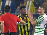 Jhon Durán sale expulsado en Europa League