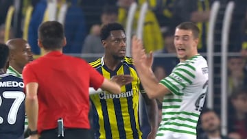 Jhon Durán sale expulsado en Europa League