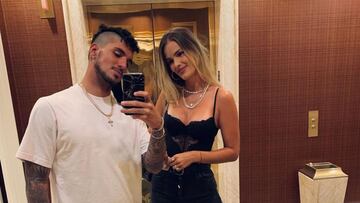 Selfie del surfista Gabriel Medina y la actriz y modelo Yasmin Brunet en un hotel. 