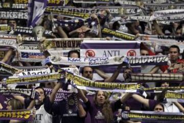 Aficionados del Real Madrid, durante el partido correspondiente a la decimotercera jornada de Liga ACB que el equipo blanco ha disputado esta noche frente al FC Barcelona en el Palacio de los Deportes de Madrid.