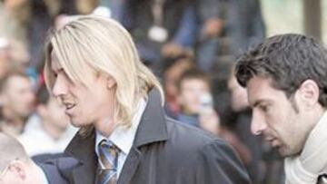 <b>SERIOS Y CALLADOS. </b>Así fueron las caras de los jugadores madridistas a su llegada al aeropuerto de Barajas.