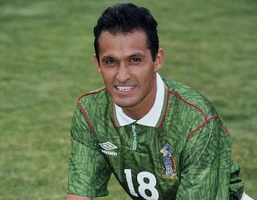 El exdelantero jugó en las Chivas de Guadalajara, en los Rayados de Monterry y en el Club León. También vistió la camiseta de la Selección de México, con la que anotó un gol en el Mundial de Estados Unidos 1994. 
