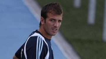 Manuel Pellegrini, técnico del Real Madrid, ha ofrecido la primera lista de convocados oficial de la temporada, para el estreno liguero ante el Deportivo de la Coruña, que no disputarán Sergio Ramos, lesionado, y Pepe, sancionado, ni Miguel Torres y Rafael Van der Vaart a los que el club busca salida.