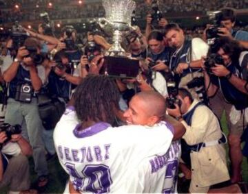 Con Roberto Carlos celebrando la Supercopa.