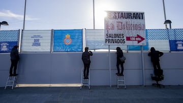 Seguidores siguiendo un partido del Espanyol en los aleda&ntilde;os de la Ciudad Deportiva Dani Jarque.