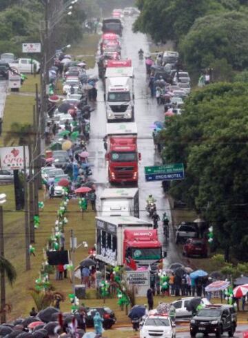 Camiones que transportan los féretros de los jugadores y miembros del equipo técnico del club, fallecidos en el accidente aéreo en Colombia. 