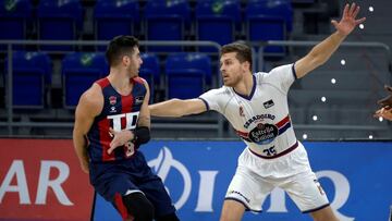 El base argentino del Baskonia, Luca Vildoza, y el alero sueco del Obradoiro, Chris Czerapowicz, en una jugad del partido correspondiente a la jornada 11 de la Liga ACB disputado este domingo en la cancha del pabellón Fernado Buesa de Vitoria