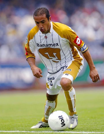 Ailton da Silva fue uno de los símbolos de Pumas en la consecución del bicampeonato, sin embargo, el atacante brasileño llegó a la Liga MX con Atlas de Guadalajara para el Torneo Verano 2000. Con los felinos ganó dos títulos de liga y el Torneo Santiago Bernabéu.