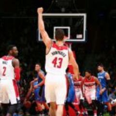 Los triples de Humphries (5) destrozan a los Magic