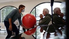 Alzheimer&#039;s patient Jean-Claude, 81, attends a physiotherapy session at the Village Landais Alzheimer site in Dax, France, September 24, 2020. Picture taken on September 24, 2020. REUTERS/Gonzalo Fuentes