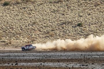 El asturiano se divierte en Sudáfrica con el coche ganador del rally junto a De Villiers y empieza a valorar de manera seria competir en la carrera del desierto.