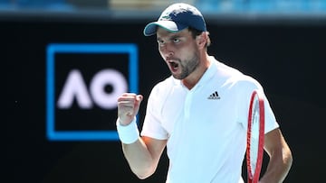 Aslan Karatsev celebra un punto durante su partido ante Felix Auger-Aliassime en octavos de final del Open de Australia.