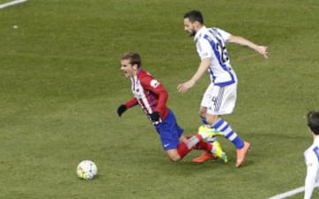 De la Bella derriba en el área pequeña a Griezmann. 


 