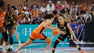 La jugadora del Valencia Basket Leticia Romero juega un balón ante Petra Holesinská del Hozono Global Jairis, durante la segunda semifinal de la Supercopa de baloncesto.