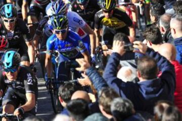 Primer plano del título del ciclista colombiano Nairo Quintana en Italia.