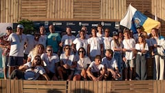 Los miembros de la selecci&oacute;n de Canarias de surf posan tras ganar el campeonato de Espa&ntilde;a de surf 2022 en A Frouxeira (Valdovi&ntilde;o, Coru&ntilde;a, Galicia), el 23 de agosto del 2022. 