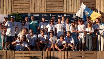 Los miembros de la selección de Canarias de surf posan tras ganar el campeonato de España de surf 2022 en A Frouxeira (Valdoviño, Coruña, Galicia), el 23 de agosto del 2022.