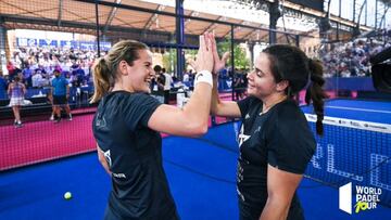 Ari Sánchez y Paula Josemaría celebran su trofeo.