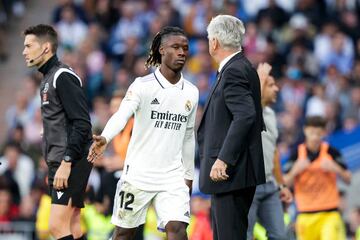 Camavinga, very serious, shakes hands with Ancelotti after being substituted against Girona with 0-0 still on the scoreboard.