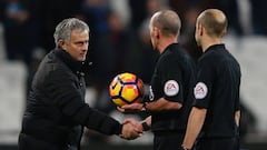El United juega contra diez 75' y Mourinho raja de los árbitros