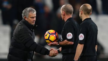 José Mourinho saluda al árbitro Mike Dean al final del partido ante el West Ham.
