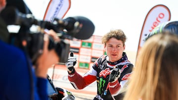 Tosha Schareina sobre la Honda con la que compite en el Dakar 2026.