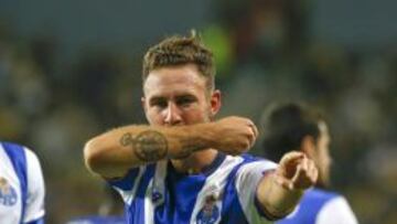 Miguel Lay&uacute;n celebr&oacute; su gol en la Champions League.