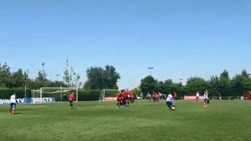 Carlos Lobos anotó este golazo de tiro libre en un amistoso