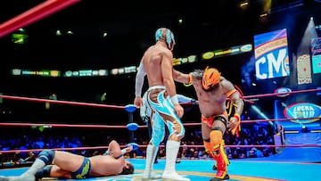 Soberano Jr., y Dragón Rojo Jr., se enfrentan en el ring de la Arena México.