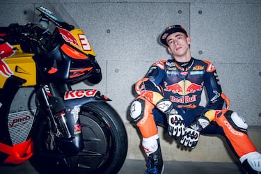 Pedro Acosta posa sobre la KTM RC16.