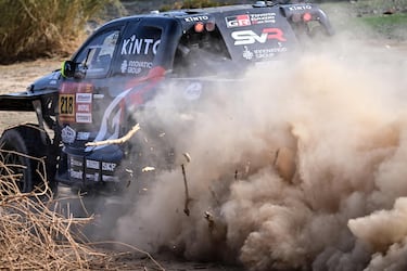 El piloto sudafricano Guy Botterill de Toyota Gazoo Racing SA y su copiloto español Oriol Mena compiten en la segunda etapa. 