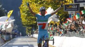 Vincenzo Nibali celebra su victoria en Como... Al cruzar la meta se le peg&oacute; una bandera en el maillot, donde luce el mismo tricolor como campe&oacute;n de Italia.