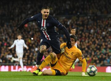 La jugada del VAR. El ¨¢rbitro Artur Dias pit¨® penalti en esta jugada entre Mauro Icardi y Thibaut Courtois.