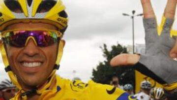 París aclama el tercer Tour de Contador