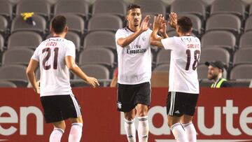 Andre Almeida, Luis Migeul Fernandes y Eduardo Salvio, jugadores del Bengica celebran un gol frente al Borussia Dortmund. 