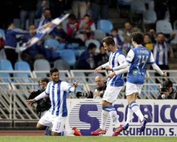 El centrocampista de Real Sociedad, Carlos Vela,celebra con sus compañeros, el gol marcado ante el Valladolid.