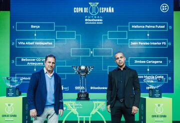 Pualo Roberto y Ferrao (d) durante el sorteo de los enfrentamientos para la Copa de España 2023 de fútbol sala que se disputará en Granada.