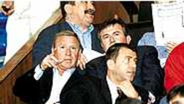 FUE A POR UVAS Y GANÓ EL ATHLETIC. ¿Qué hacía en Riazor? ¿Dejarse ver por si palmaba Jupp? ¿Fue sólo al fútbol y a zamparse un burguer, pues en A Coruña y en sábado, no se puede comer otra cosa? ¡Es La Leyenda! Llegó y ganó el Athletic 37 años después.