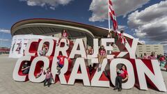 Desde las 10:00 de la mañana los aficionados atléticos celebran el estreno del nuevo estadio rojiblanco Wanda Metropolitano en los alrededores del estadio.
