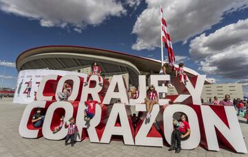 Desde las 10:00 de la mañana los aficionados atléticos celebran el estreno del nuevo estadio rojiblanco Wanda Metropolitano en los alrededores del estadio.
