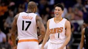 Devin Booker y P.J. Tucker.
