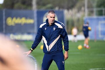 Garitano dirigiendo un entrenamiento en la Ciudad Deportiva.