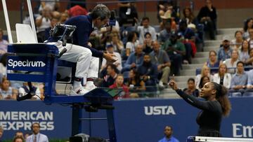 Serena Williams se dirige a Carlos Ramos, el colegiado del partido.