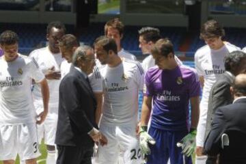 El Real Madrid C. F. y Emirates presentaron el nuevo acuerdo de patrocinio entre ambas entidades y la camiseta de la temporada 2013/14, que llevará el nombre de la compañía aérea.Al acto también acudieron los jugadores de la plantilla blanca, que posaron con las nuevas equipaciones.