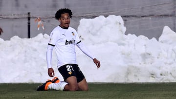Koba Koindredi celebra su primer gol con el Valencia contra el Alcorcón.