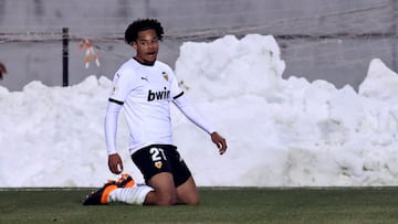 Koba Koindredi celebra su primer gol con el Valencia contra el Alcorc&oacute;n.