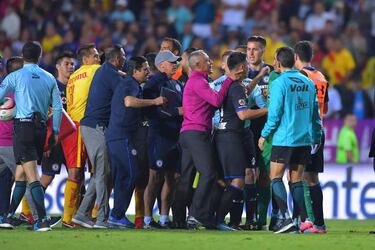 Monarcas y Cruz Azul se quedaron cerca de la bronca